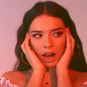 被三个男人捏奶头着玩弄视频
